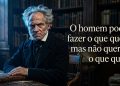 Homem com aparência de filósofo aparece sentado em uma biblioteca ao lado da frase “O homem pode fazer o que quer, mas não querer o que quer”.