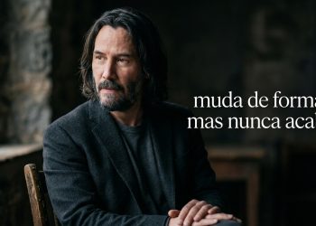 Keanu Reeves com expressão pensativa aparece sentado perto de uma janela ao lado da frase “muda de forma, mas nunca acaba”.