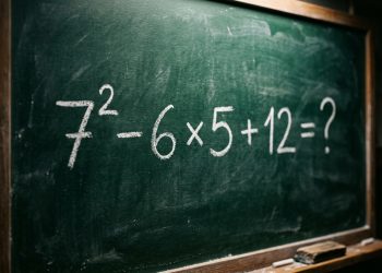 Quadro verde com a expressão matemática 7² - 6 × 5 + 12 escrita em giz branco.