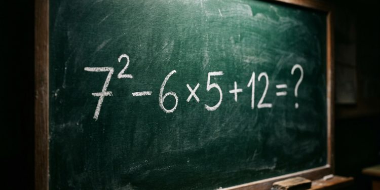 Quadro verde com a expressão matemática 7² - 6 × 5 + 12 escrita em giz branco.