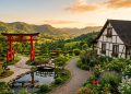 Paisagem com jardim japonês, portal torii vermelho, lago, ponte, casa em estilo enxaimel e montanhas verdes ao pôr do sol.