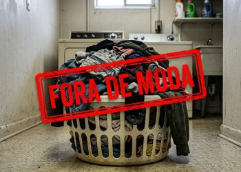 Cesto de roupas cheio em lavanderia simples aparece com carimbo vermelho com a frase “Fora de moda”.