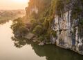 A montanha de mais de 20 metros entre dois rios do Vietnã que preserva poemas antigos como um museu sem vitrines