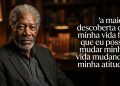 Homem idoso em ambiente de biblioteca aparece ao lado de frase em português sobre mudar a própria vida por meio da atitude.