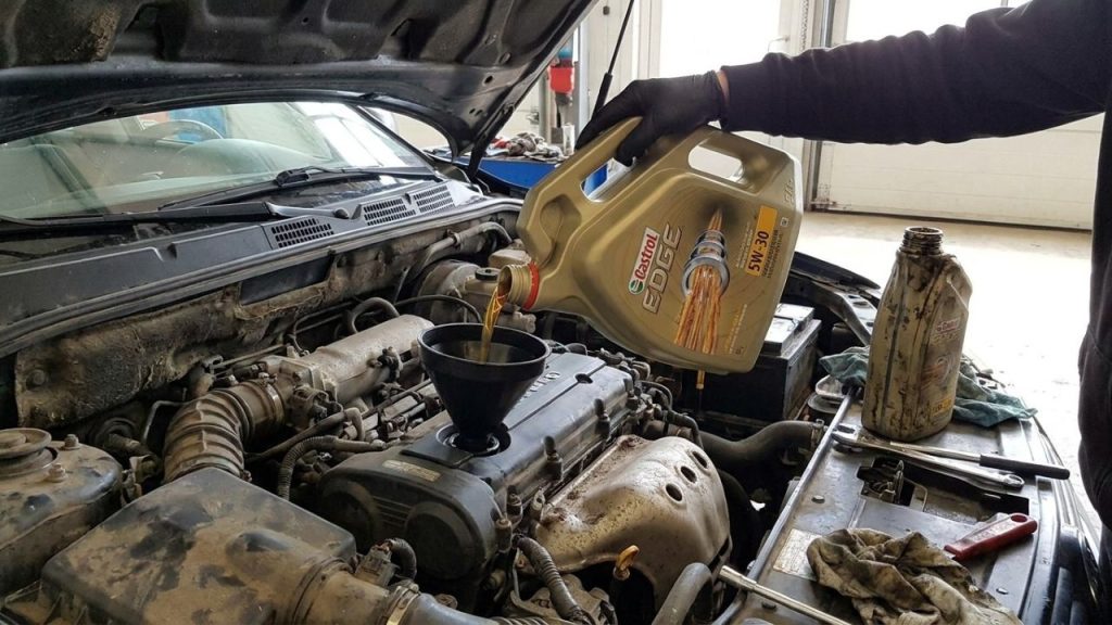 Como verificar e completar o óleo do motor sem cometer erros que custam caro