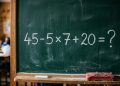 Quadro verde em sala de aula com a expressão matemática 45 - 5 × 7 + 20 = ? escrita em giz branco.