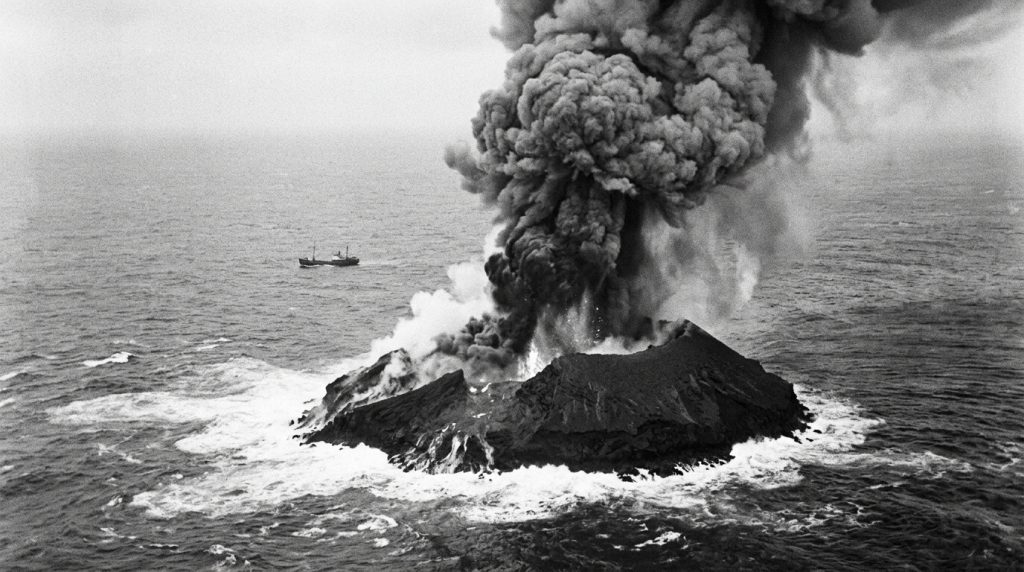 O nascimento da ilha vulcânica de Surtsey em 1963 e o seu isolamento imediato para servir como um laboratório natural de observação biológica sem a interferência humana.
