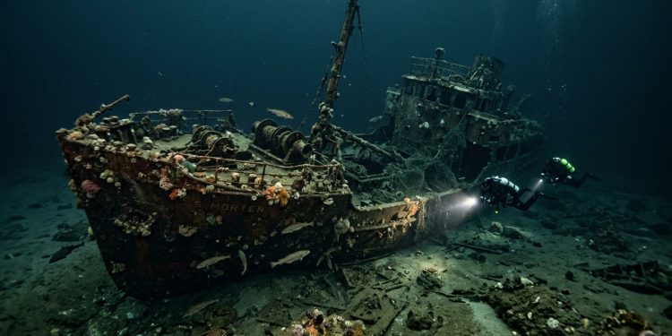 Descoberta de um navio naufragado do século 18 na Noruega e a recuperação de seus tesouros intactos.