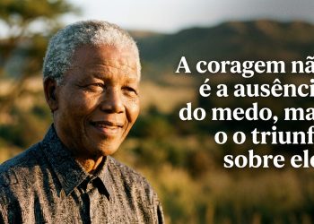 Homem idoso sorridente aparece ao lado de frase em português sobre coragem, medo e superação, com paisagem natural ao fundo.