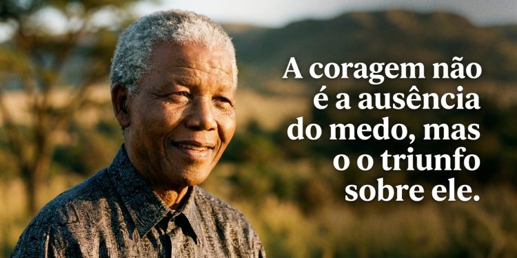 Homem idoso sorridente aparece ao lado de frase em português sobre coragem, medo e superação, com paisagem natural ao fundo.