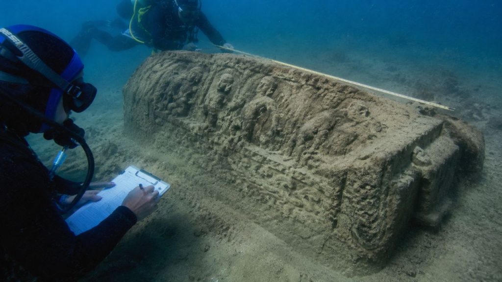 Mergulhadores fizeram uma descoberta impressionante no fundo do mar da Sicília: um cavalo de mármore que pode ter 2.500 anos de história