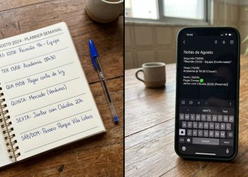 Imagem dividida mostrando uma mesa de madeira. À esquerda, um planner semanal de papel aberto com anotações à mão e uma caneta azul. À direita, um smartphone exibindo um aplicativo de notas escuro com as mesmas tarefas listadas.