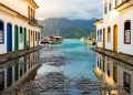 Entre as 50 vilas mais bonitas do mundo pela Forbes: a única cidade brasileira do ranking guarda praias cristalinas no litoral fluminense