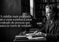 Mulher pensativa em biblioteca aparece em imagem preto e branco ao lado de frase em português sobre solidão e invisibilidade emocional.