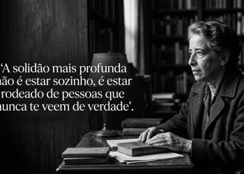 Mulher pensativa em biblioteca aparece em imagem preto e branco ao lado de frase em português sobre solidão e invisibilidade emocional.