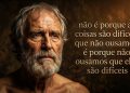 Representação artística de Sêneca com frase sobre coragem, dificuldade e ousadia em fundo escuro.