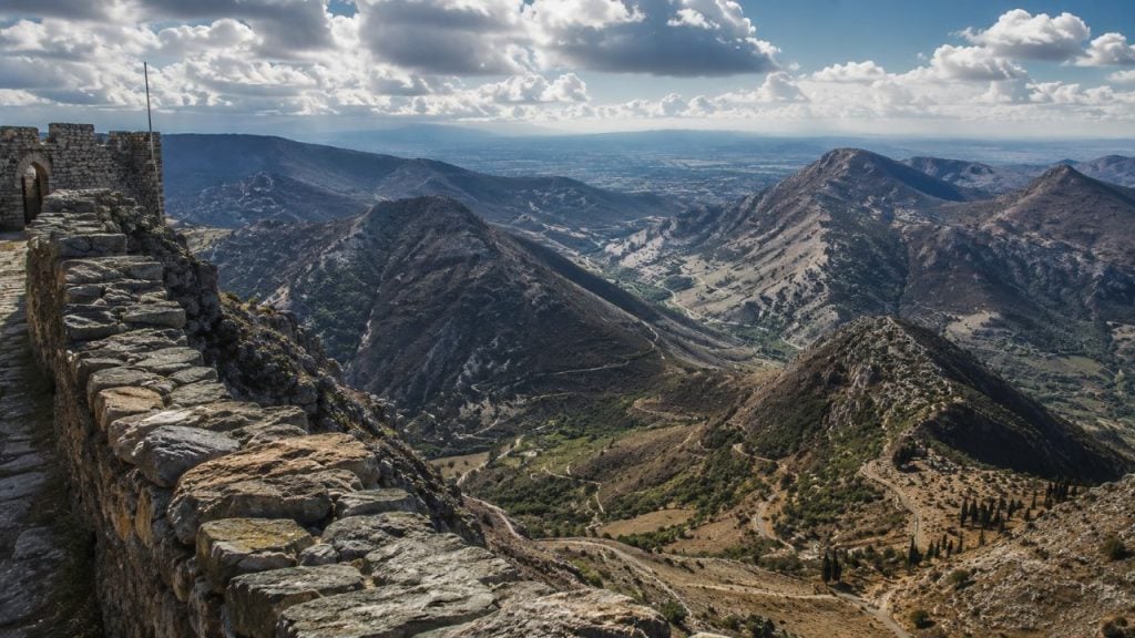 Quando a neve derrete, uma fortaleza monumental de 2.500 metros de altitude reaparece e reacende um antigo mistério