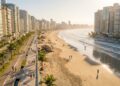 A Miami Brasileira tem 22,5 km de praia sem emendas, cresceu 33% em 12 anos e lidera o saneamento por habitante no país