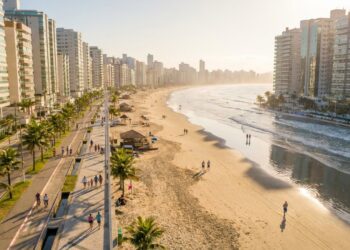 A Miami Brasileira tem 22,5 km de praia sem emendas, cresceu 33% em 12 anos e lidera o saneamento por habitante no país