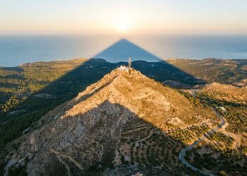 O maior mistério geológico da Grécia pode estar escondido no topo de uma montanha de 2.407 metros