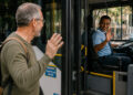 A psicologia explica por que pessoas que agradecem ao motorista ao descer do ônibus costumam causar uma boa impressão