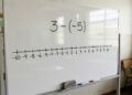 Se eu subtrair -5 do oposto de -3, qual será o resultado?