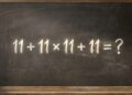 Lousa negra tradicional com moldura de madeira rústica, exibindo no centro a expressão matemática "11 + 11 x 11 + 11 = ?" escrita em giz branco bem nítido.