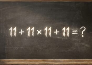 Lousa negra tradicional com moldura de madeira rústica, exibindo no centro a expressão matemática "11 + 11 x 11 + 11 = ?" escrita em giz branco bem nítido.