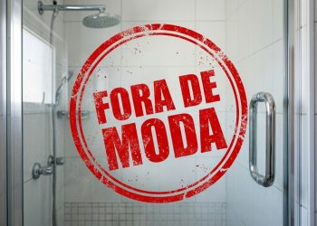 Box de banheiro com carimbo vermelho “fora de moda” sobre o vidro, em imagem associada a tendências de decoração e reforma.