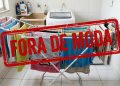 Varal de chão com roupas secando em lavanderia aparece com carimbo vermelho com a frase “Fora de moda”.