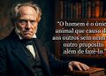 Homem sério em biblioteca clássica aparece ao lado de frase em português sobre crueldade humana e sofrimento causado aos outros.