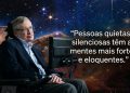 Homem em cadeira de rodas aparece diante de cenário cósmico estrelado, ao lado de frase em português sobre pessoas quietas e mentes fortes.