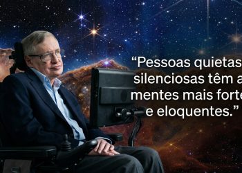 Homem em cadeira de rodas aparece diante de cenário cósmico estrelado, ao lado de frase em português sobre pessoas quietas e mentes fortes.