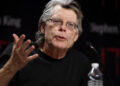 Stephen King, renomado escritor norte-americano, revela o hábito que separa profissionais de amadores: "Amadores ficam sentados esperando a inspiração; o resto de nós simplesmente..."