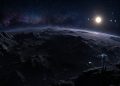 Astronauta observa paisagem escura de um planeta rochoso, com céu estrelado, sistema planetário e uma estrela brilhante no horizonte.