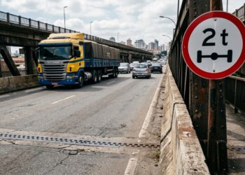 Você sabe para que serve a placa circular com borda vermelha e um número dentro de um círculo menor?