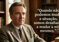 Homem em biblioteca aparece ao lado de frase em português sobre mudar a si mesmo quando não é possível mudar uma situação.
