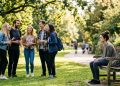 A psicologia explica por que você pode não se sentir pertencente a um grupo mesmo conhecendo as pessoas e como fatores como identificação emocional, segurança psicológica e conexão genuína influenciam a sensação de inclusão social