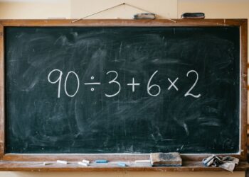 Só quem presta atenção resolve certo: 90 ÷ 3 + 6 × 2 sem cair na pegadinha da ordem matemática