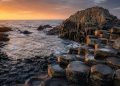 A "calçada dos gigantes", uma paisagem vulcânica com 40.000 colunas que se formou há 60 milhões de anos, impressiona geólogos do mundo inteiro