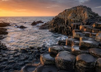 A "calçada dos gigantes", uma paisagem vulcânica com 40.000 colunas que se formou há 60 milhões de anos, impressiona geólogos do mundo inteiro