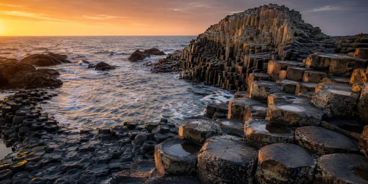 A "calçada dos gigantes", uma paisagem vulcânica com 40.000 colunas que se formou há 60 milhões de anos, impressiona geólogos do mundo inteiro