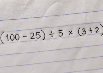 Apenas 1 em cada 10 acerta este desafio matemático (100 − 25) ÷ 5 × (3 + 2) na primeira tentativa sem calculadora ou consultar na internet