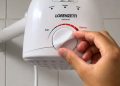 O técnico de chuveiro explica por que não é recomendável usar a posição de temperatura máxima todos os dias