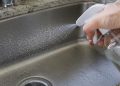 Borrifar vinagre na pia da cozinha: por que esse hábito está ganhando popularidade?