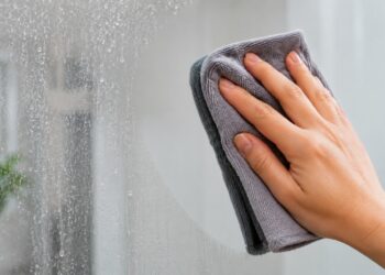O truque simples que está transformando espelhos opacos em superfícies dignas de hotel