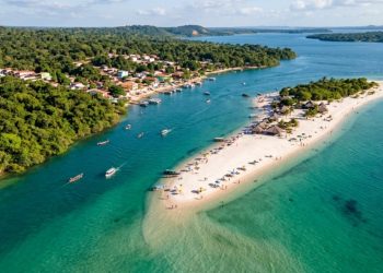A praia brasileira que desaparece completamente debaixo d'água todos os anos e volta exatamente no mesmo mês