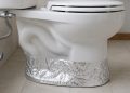 Envolver o vaso sanitário com papel alumínio: para que serve e por que esse truque viralizou?