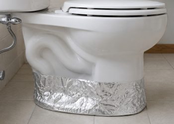 Envolver o vaso sanitário com papel alumínio: para que serve e por que esse truque viralizou?