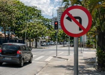 Você realmente sabe o que significa exatamente a placa de trânsito com um círculo vermelho e linha preta?